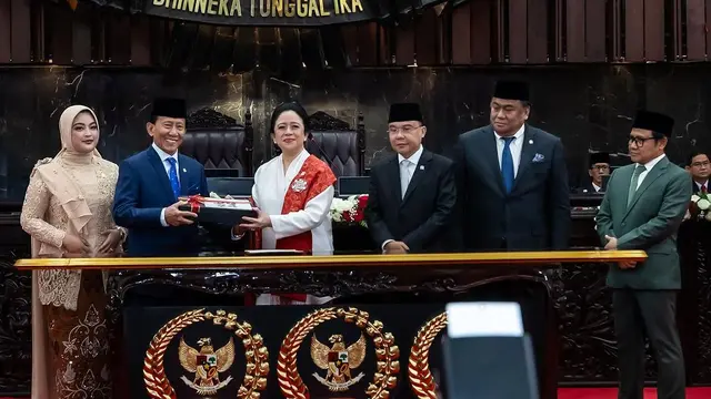 Gaya Pinka Anak Puan Maharani Dilantik Jadi Anggota DPR RI 2024-2029, Kompak Berkebaya Merah Putih dengan Sang Ibu