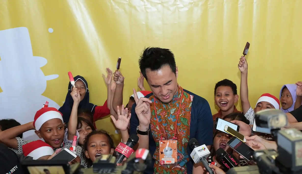 "Setiap tahun pasti ada makan malam. hari ini kebetulan gue bisa ke gereja pagi, siangnya ngelayanin, malamnya makan malam sama keluarga," kata Daniel. (Bambang E. Ros/Bintang.com)