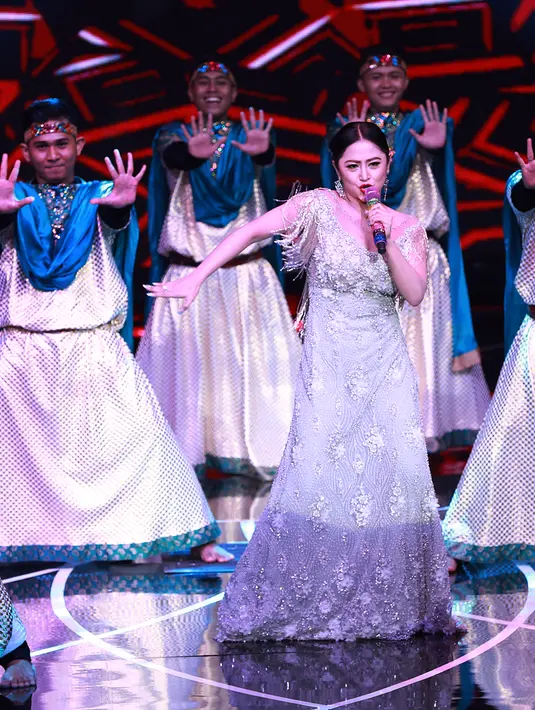 Aksi panggung Dewi Perssik di malam itu tentunya semakin meriah berkat para penari latar pria yang juga bergoyang membuat penampilan pedangdut cantik ini semakin maksimal. (Deki Prayoga/Bintang.com)