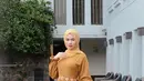 Modis gak melulu ribet, pemakaian gamis dengan aksen belt ini sudah membuat penampilanmu paripurna. (Instagram/nabilrach).