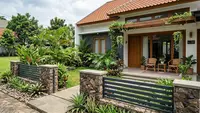 6 Desain Pagar Rumah Tanpa Tembok Tinggi, Bikin Fasad Lebih Terbuka dan Tetap Aman