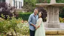 Potret maternity shoot lainnya yang tak kalah memesona. Jessica Tanoesoedibjo dan sang suami berpose mesra. Jessica mengenakan gaun hijau off-the-shoulder yang flowy menjuntai ke lantai.