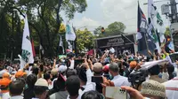 Anies Baswedan saat berorasi di luar KPU, Jalan Imam Bonjol, Jakarta Pusat, Kamis (19/10/2023). (Liputan6.com/Winda Nelfira)
