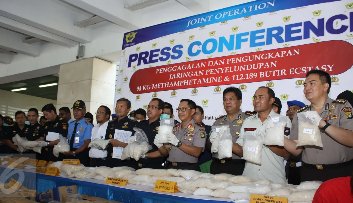  Petugas Bea dan Cukai Bandara Soekarno-Hatta bekerjasama dengan Porles Metro Bandara saat melakukan Konferensi Pers di Bandara Soetta, Tangerang, Kamis (27/8/2015). Estimasi barang haram tersebut mencapai Rp206 Miliar. (Liputan6.com/Gempur M Surya)