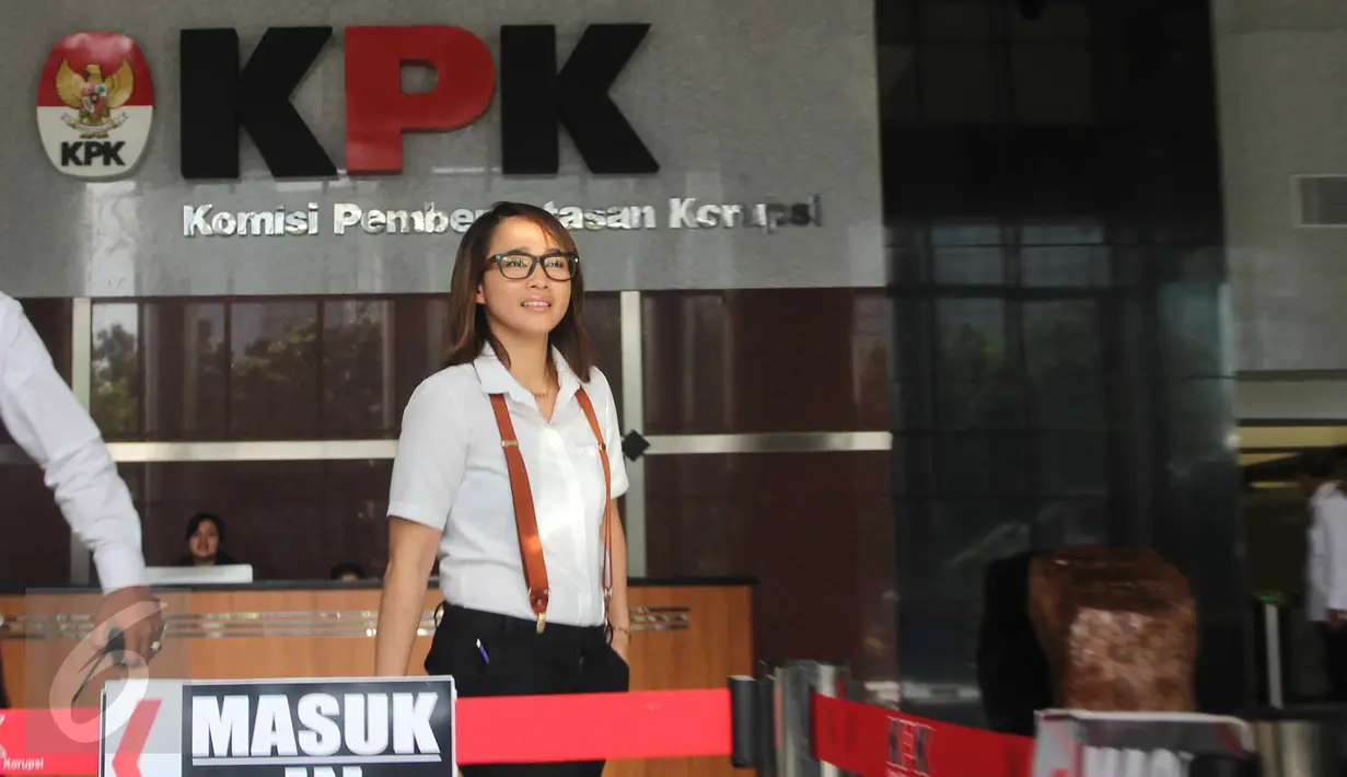 Nova Riyanti Yusuf berjalan keluar usai diperiksa KPK, Jakarta, Selasa (21/2). Noriyu diperiksa sebagai saksi perkara suap pembahasan anggaran untuk dana optimalisasi Ditjen P2KTrans Kemenakertrans tahun 2014.‎ (Liputan6.com/Helmi Afandi)