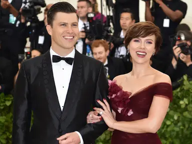 Aktris Scarlett Johansson menggandeng kekasihnya Colin Jost saat tiba di Met Gala 2018 di Metropolitan Museum of Art di New York (7/5). (AFP/Hector Retamal)