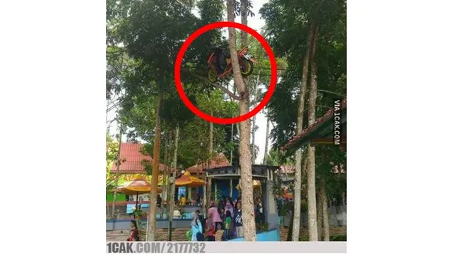 6 Foto Parkir Motor Sembarangan Ini Bikin Geleng Kepala