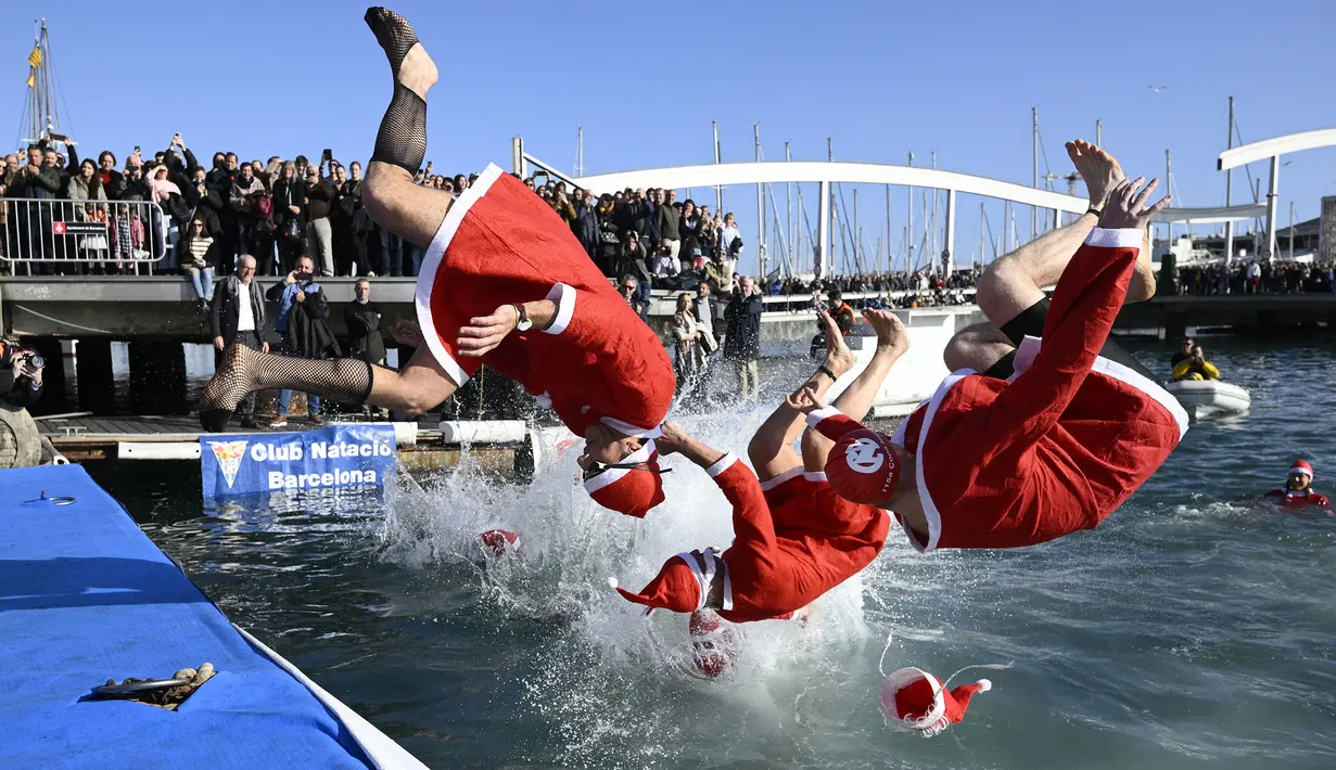 Sejumlah peserta mengenakan kostum Sinterklas dalam perlombaan renang bertajuk Copa Nadal (Piala Natal) edisi ke-115 yang berlangsung di Port Vell, Barcelona, Spanyol, Rabu (25/12/2024). Ajang tersebut diikuti oleh 450 peserta dengan jarak renang sejauh 200 meter. (AFP/Josep Lago)
