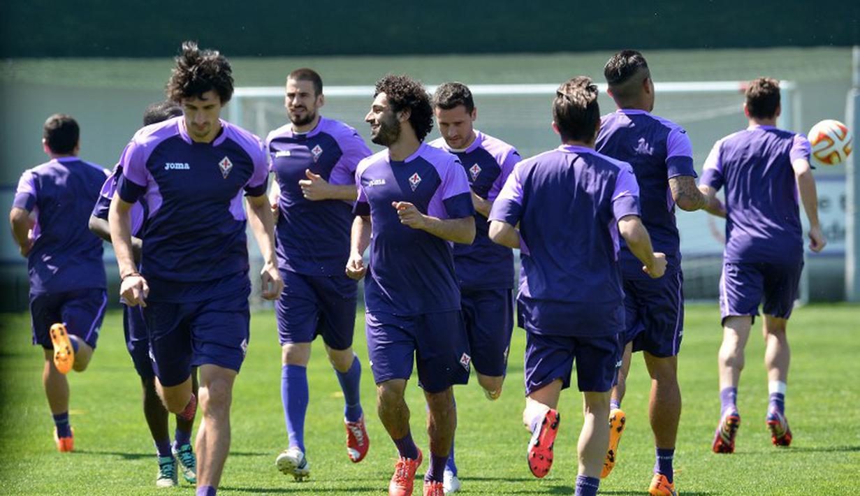 Para punggawa Fiorentina tengah melakukan latihan terakhir jelang pertandingan melawan Dynamo Kiev pada leg ke-2 perempatfinal European League, Kamis (23/4/2015). (AFP)