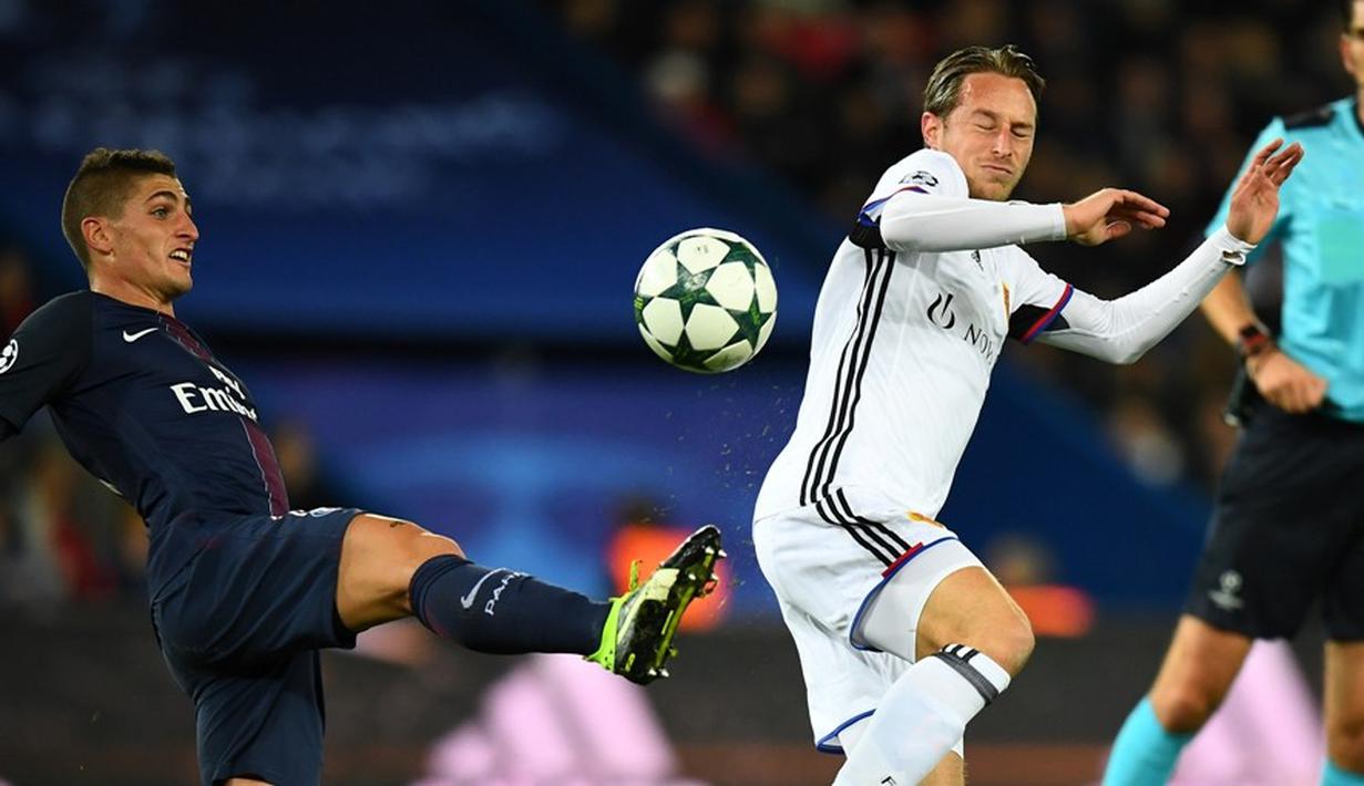 Pemain PSG, Marco Verratti (kiri), berebut bola dengan pemain Basel, Luca Zuffi, dalam laga lanjutan Grup A Liga Champions di Stadion Parc Des Princes, Paris, Kamis (20/10/2016) dini hari WIB. (AFP/Franck Fife)
