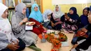 Artis Chacha Frederica mencoba nasi tumpeng saat menjadi juri lomba masak di Rumah Amalia, Cildeug, Kota Tangerang, Minggu (9/9). Kegiatan bersama warga sekitar dan anak yatim piatu mengusung tema Meraih Mimpi. (Liputan6.com/Fery Pradolo)
