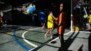 Seorang anak sedang mencoba memukul bola voli pada program Volleyball Development Training yang digagas oleh Federasi Bola Voli Internasional di Formiga favela, Rio de Janeiro, (2/8/2016). (AFP/Leon Neal)