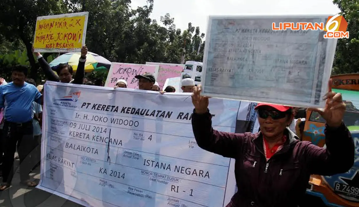 Puluhan pendukung Jokowi membawakan tiket kereta api raksasa jurusan Balai Kota menuju Istana Negara (Liputan6.com/Johan Tallo)