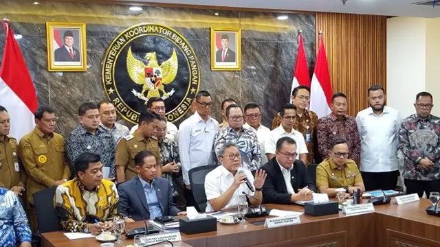 Menko bidang Pangan Zulkifli Hasan memberikan keterangan kepada pers usai rapat koordinasi terbatas terkait percepatan pembangunan PSEL.
