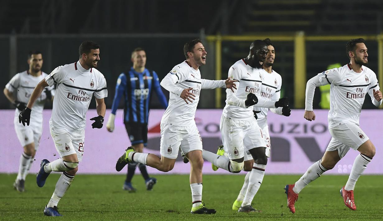 Para pemain AC Milan merayakan gol yang dicetak Hakan Calhanoglu, ke gawang Atalanta pada laga Serie A di Stadion Atleti Azzurri d'Italia di Bergamo, Sabtu (16/2). Atalanta kalah 1-3 dari Milan. (AFP/Miguel Medina)