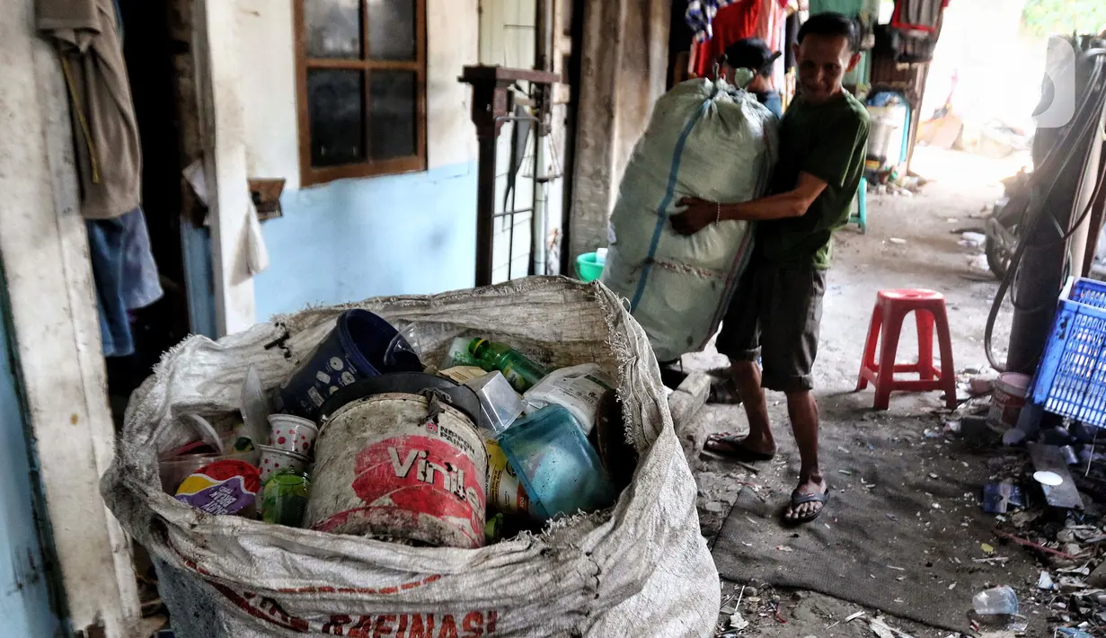 Dengan meningkatnya laju daur ulang sampah maka akan mengurangi volume sampah yang masuk ke TPS (Tempat Pembuangan Sampah). (Liputan6.com/Angga Yuniar)