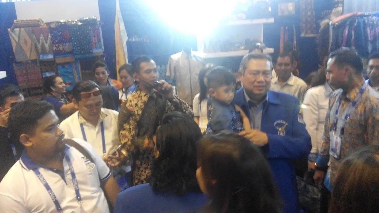 SBY gendong cucunya, Airlangga Satriadhi Yudhoyono, di sela-sela Kongre ke IV Partai Demokrat