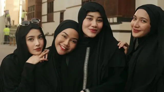 Gaya Kerudung Meleyot ala Mahalini saat Umrah.