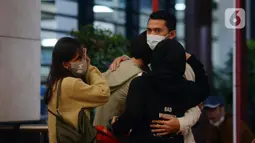 Keluarga korban saling berpelukan saat berada di Posko Crisis Center Sriwijaya Air SJ 182, Bandara Soekarno-Hatta, Tangerang, Banten, Sabtu (9/1/2021). Keluarga korban masih menunggu kabar terkait hilang kontaknya pesawat Sriwijaya Air SJ 182. (merdeka.com/Imam Buhori)