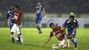Pemain Persib, Rachmad Hidayat (kanan), berebut bola dengan pemain Bali United, Fadil Sausu, dalam laga persahabatan di Stadion Siliwangi, Bandung, Sabtu (13/2/2016). (Bola.com/Vitalis Yogi Trisna) 