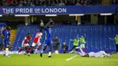 Pemain Arsenal Eddie Nketiah (30) melakukan selebrasi usai mencetak gol ke gawang Chelsea pada pertandingan sepak bola Liga Inggris di Stamford Bridge, London, Inggris, 20 April 2022. Arsenal menang 4-2. (AP Photo/Frank Augstein)