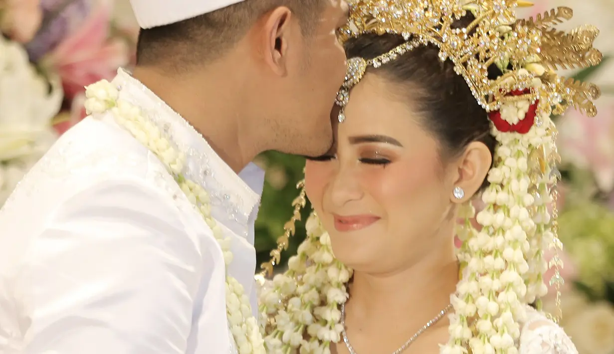 Akad nikah Puadi Redi (30) dan Ryana Dea (26) berlangsung di Mandira Room, Sasana Kriya, Taman Mini Indonesia Indah, Jakarta Timur, Minggu (16/10/2016). (Galih W. Satria/Bintang.com)