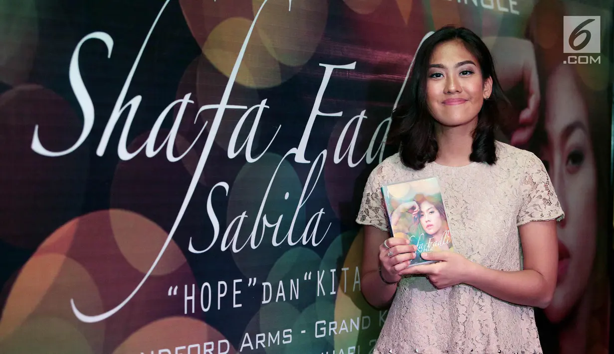 Shafa Sabila Fadli yang juga putri Wakil Ketua DPR Fadli Zon berpose saat melaunching single lagu terbarunya di Jakarta, Sabtu (6/1). Shafa melauncing dua lagu berjudul 'Hope' dan 'Kita Jalin Rasa'. (Liputan6.com/Johan Tallo)