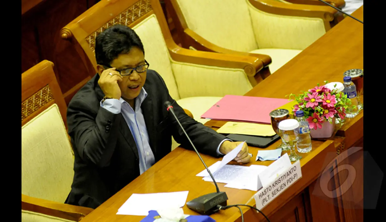 Dalam keterangannya Hasto Kristiyanto mengakui Menteri Dalam Negeri, Tjahjo Kumolo, pernah ikut dalam pertemuan petinggi PDIP dengan Ketua KPK Abraham Samad, Jakarta, Rabu (04/02/2015). (Liputan6.com/Andrian M Tunay)