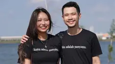 Pasangan Jess No Limit dan Sisca Kohl benar-benar bikin media sosial gempar tahun ini. Pasangan yang sering dijuluki sultan oleh netizen ini selalu pamer momen kemesraan. Foto bersama dengan kaus couple menjadi salah satu buktinya. (Liputan6.com/IG/jessnolimit)