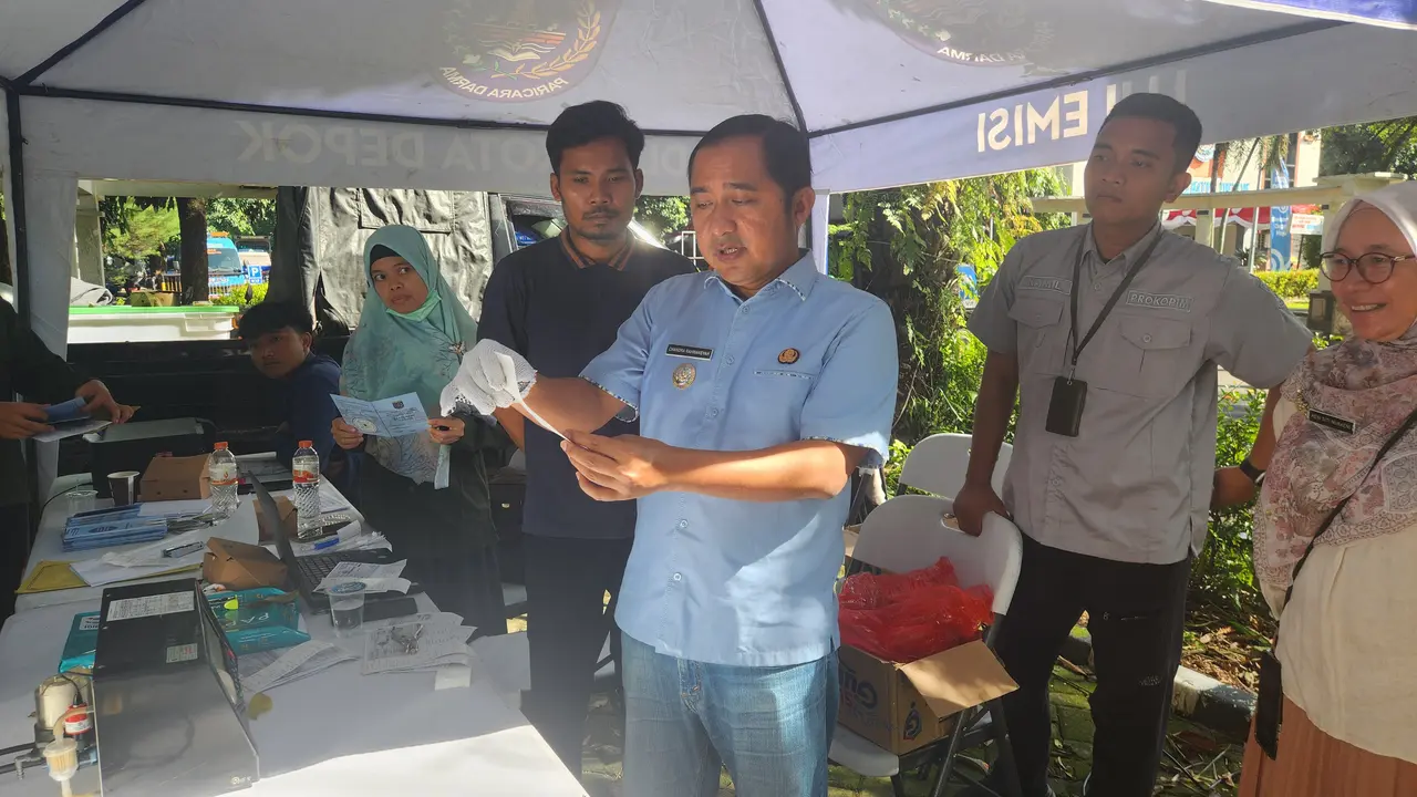 Wakil Wali Kota Depok, Chandra Rahmansyah melakukan uji emisi kendaraan di Balai Kota Depok.