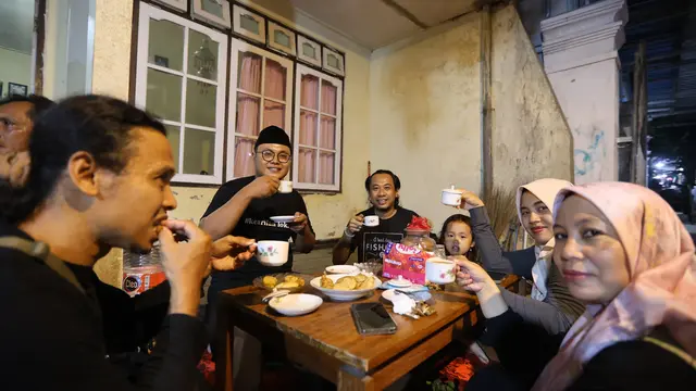 Masyarakat Banyuwangi menikmati kopi Kemiren, dalam festival kopi 10 ribu (Istimewa)