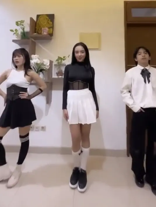 Keduanya pun pernah mengcover dance dengan kompak mengenakan baju hitam putih. Keduanya tampak semakin kompak. [@fauziaahanum]