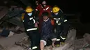 Tim penyelamat membantu seorang pria dari puing-puing bangunan hotel tempat karantina virus corona yang runtuh di Quanzhou di provinsi Fujian, China, Sabtu (7/3/2020). Tidak ada korban jiwa yang dilaporkan dalam keruntuhan bangunan dan belum penjelasan mengapa bangunan itu runtuh (Chinatopix Via AP)