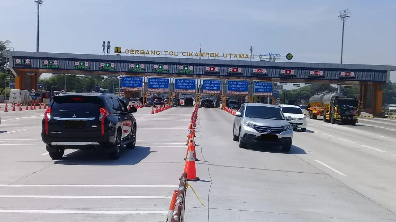 Kendaraan Meninggalkan Jakarta di Tol Jakarta-Cikampek