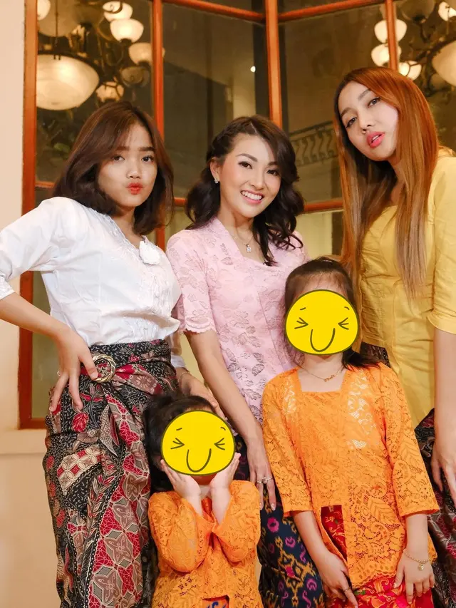6 Potret Fuji dan Lucinta Luna Kompak Pakai Kebaya, Jadi Sorotan