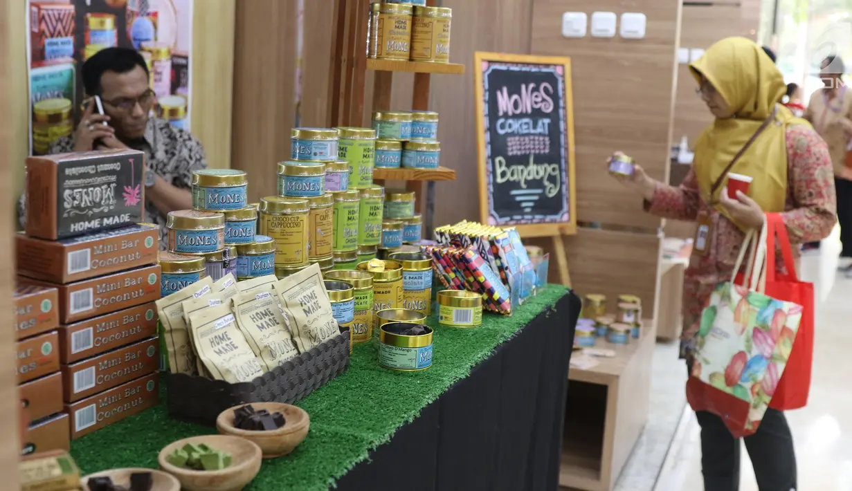 Pengunjung melihat produk coklat dalam pameran kakao dan coklat di Kementerian Perindustrian, Jakarta, Selasa (17/9/2019). Kemenprin mengusulkan pengenaan PPN sebesar 0% bagi produsen industri pengolahan kakao guna meningkatkan daya saing produk dalam negeri. (Liputan6.com/Angga Yuniar)
