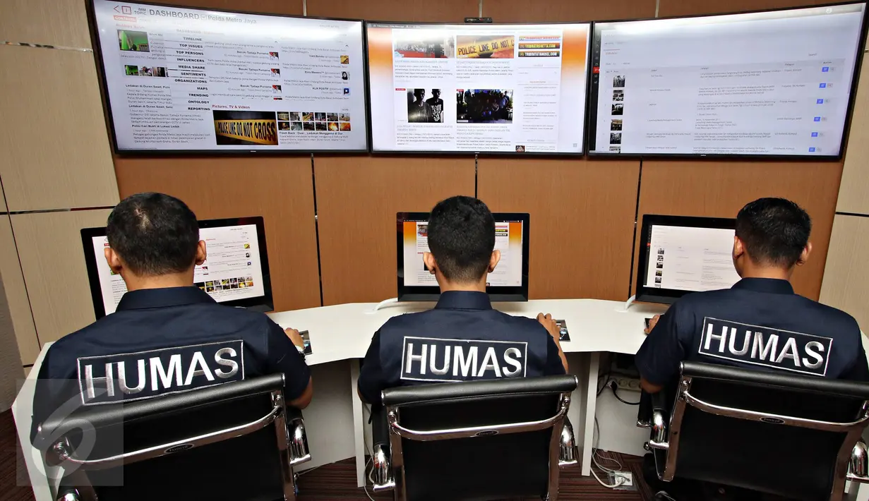 Petugas beraktivitas di ruang Media Management Center Polda Metro Jaya (PMJ) di Jakarta, Senin (16/11). Hadirnya media center tersebut di tengah masyarakat dimaksudkan untuk mengoptimalkan fungsi kehumasan. (Liputan6.com/Immanuel Antonius)