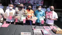 Kapolres Malang Kota, AKBP Budi Hermanto menunukkan barang bukti narkoba dengan berat seluruhnya mencapai 9,2 kilogram terdiri dari sabu dan ganja