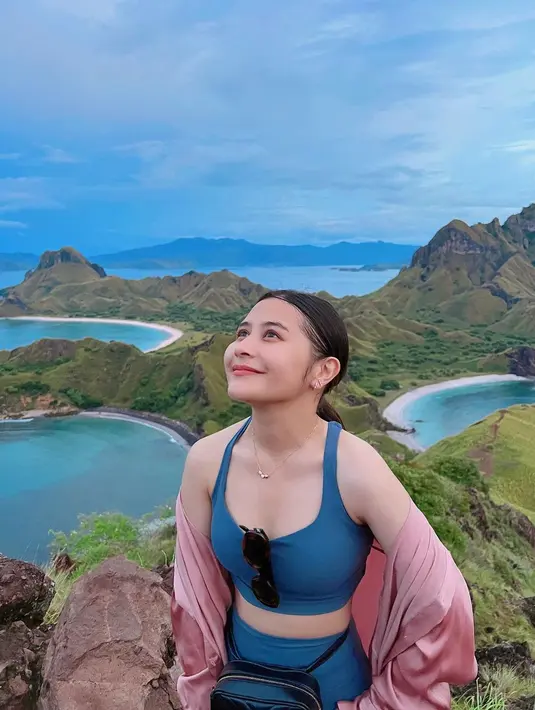 Mengisi liburan dengan tracking, Prilly Latuconsina kenakan outfit olahraga yang trendy. [@prillylatuconsina96]