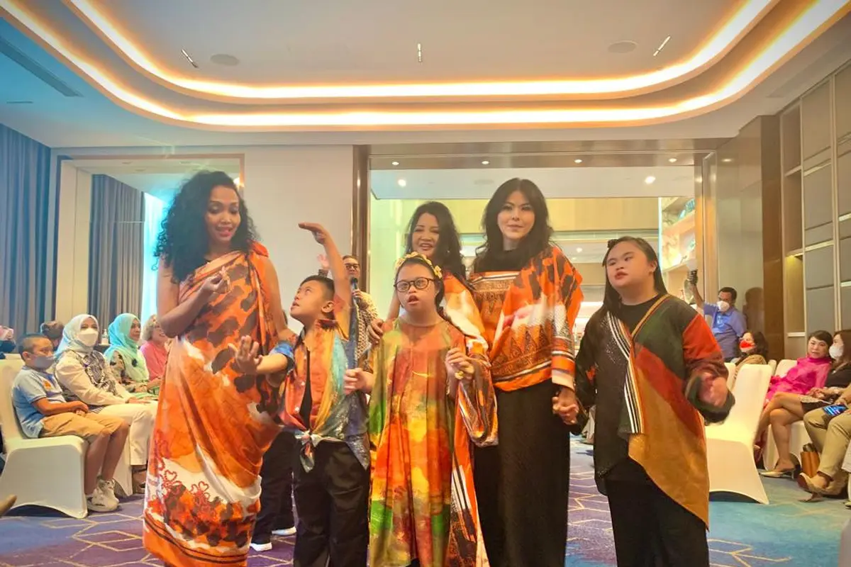 Gaya Anak-anak Down Syndrome Melenggang di Runway Pakai Baju Batik Rancangan Sendiri