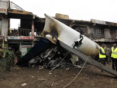 Sebuah pesawat kargo jenis Fokker 50 terjatuh dan terbakar di pinggiran Nairobi, Kenya, (2/7/2014). (REUTERS/Thomas Mukoya)