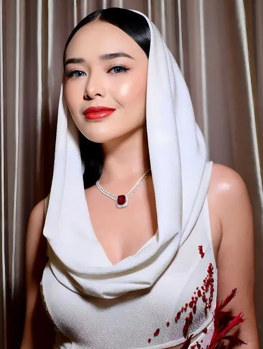 Sementara itu, riasan mata dibuat lebih clean mengaplikasikan eyeshadow shimmer di atas eyeliner dan bulu mata yang tidak terlalu lebat. Dengan alis mata yang on fleek.  [@philipekarunia]