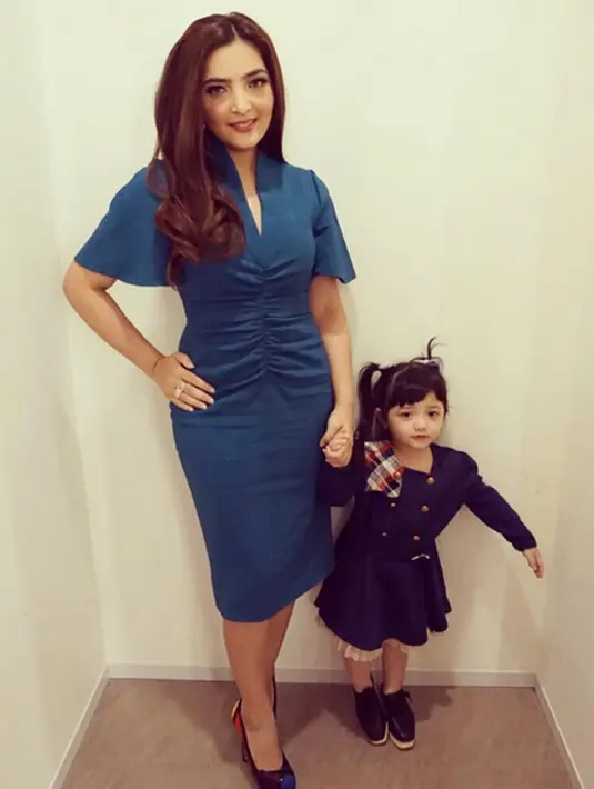 Gadis mungil buah hati Anang Hermansyah dan Ashanty ini tampil kompak banget dengan sang ibu. Arsy dan Ashanty yang pakai baju berwarna serupa juga selama ini nampaknya tak pernah terpisahkan. (Instagram/Ashanty_ash)