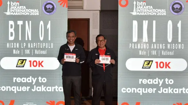 Direktur Utama PT Bank Tabungan Negara (Persero) Tbk (BTN), Nixon LP Napitupulu, (kiri) bersama Gubernur DKI Jakarta, Pramono Anung, menunjukkan body identification number (BIB) usai mengambil race pack di Race Expo BTN Jakarta International Marathon (Jakim) 2026 di Balai Kartini Jakarta, Kamis (11/6/2026). Pengambilan race pack menandai kesiapan peserta jelang ajang lari internasional yang akan diikuti lebih dari 45 ribu runners dari dalam dan luar negeri. Kolaborasi BTN dan Pemerintah Provinsi DKI Jakarta melalui BTN Jakim 2026 semakin memperkuat posisi Jakarta sebagai destinasi sport tourism kelas dunia. (Bola.com/Istimewa)