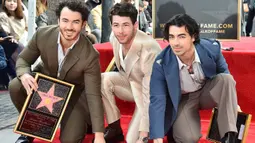 (kiri ke kanan) Kevin Jonas, Nick Jonas, dan Joe Jonas dari Jonas Brothers berpose pada upacara penganugerahan bintang Hollywood Walk of Fame di Los Angeles, Amerika Serikat, 30 Januari 2023. Lokasi persis bintang band ini berada di 7060 Hollywood Boulevard, yaitu antara North Sycamore Avenue dan North La Brea Avenue. (Photo by Jordan Strauss/Invision/AP)