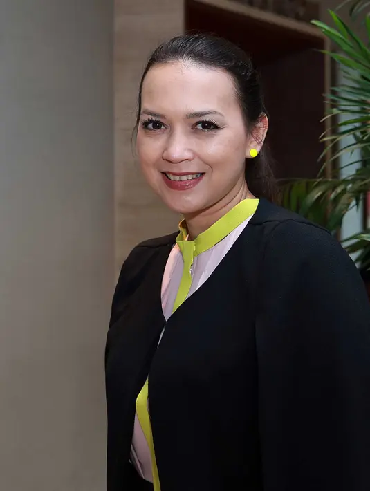 Ira Wibowo sebagai Mami Rendy (diperankan oleh Nino Fernandez) dalam film 'Get Married 5'. (Deki Prayoga/Bintang.com)