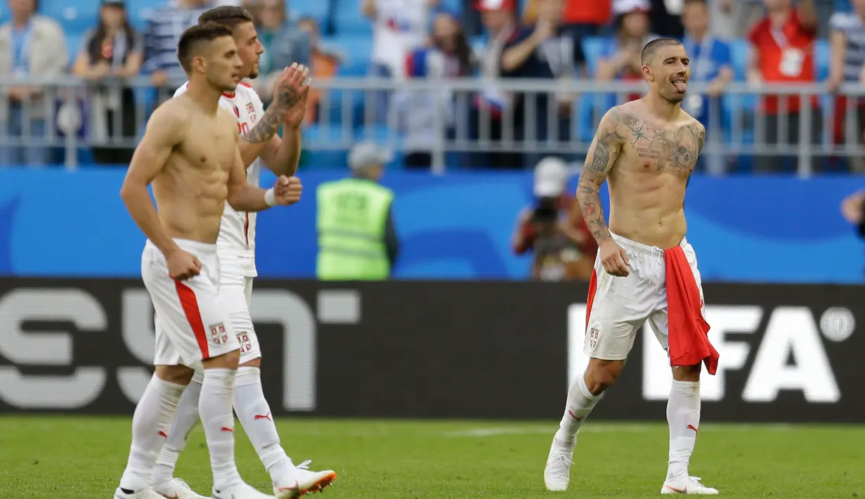 Pemain Serbia, Aleksandar Kolarov (kanan) meninggalkan lapangan dengan rekan setimnya usai pertandingan antara Serbia dan Kosta Rika pada Piala Dunia 2018 di Samara Arena, Samara, Rusia, Minggu (17/6). (AP Photo/Natacha Pisarenko)