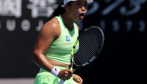 Penampilan petenis Indonesia Janice Tjen saat menghadapi petenis Kanada Leylah Fernandez pada pertandingan tunggal putri hari ketiga turnamen tenis Australia Open 2026 di Melbourne, Selasa (20/1/2026). (AFP/David Gray)