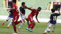 Striker Timnas Indonesia, Marinus Wanewar (tengah) menerima kartu kuning pada menit ke 71 saat melawan Kamboja di Stadion Shah Alam, Selangor, Kamis, (24/8/2017). Indonesia menang 2-0 atas Kamboja. (Bola.com/Vitalis Yogi Trisna)