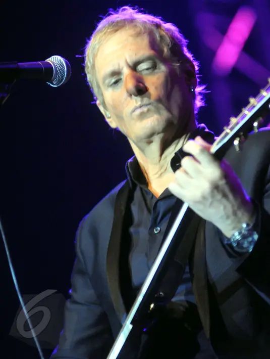 Dengan diiringi gitar yang ia mainkan sendiri, Michael Bolton memanjakan penggemar dengan membawakan 13 lagu dalam konser bertajuk An Evening With Grammy Winner, di Jakarta, Selasa (2/6/2015).(Liputan6.com/Panji Diksana)